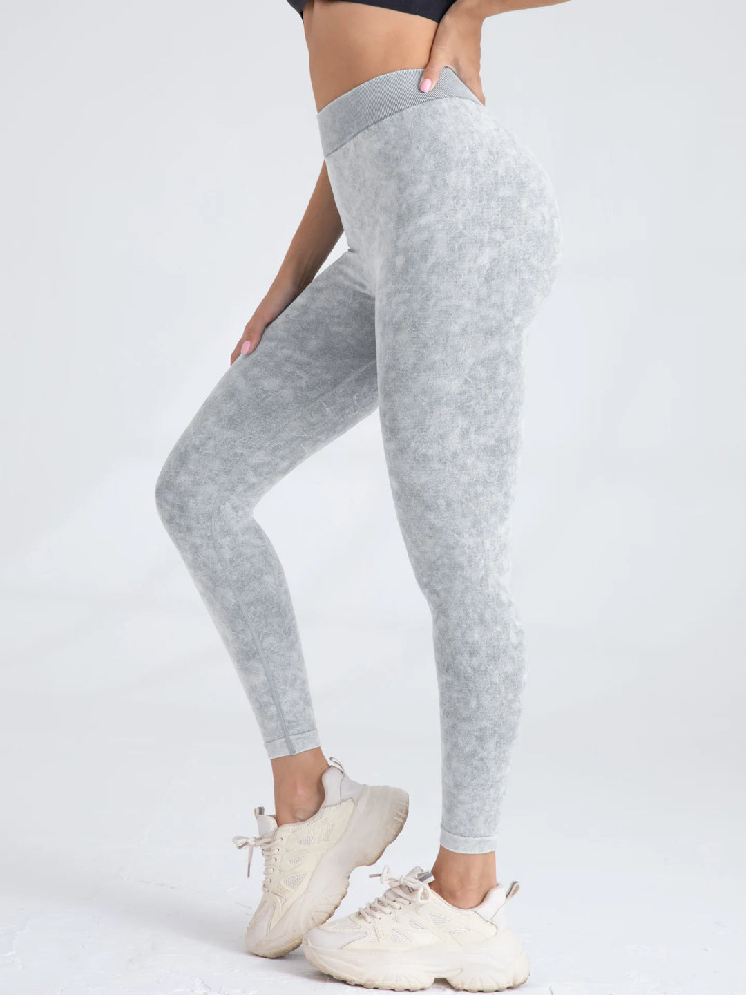 V-Back Scrunch Seamless Yoga Leggings – Push-Up Fit for Women